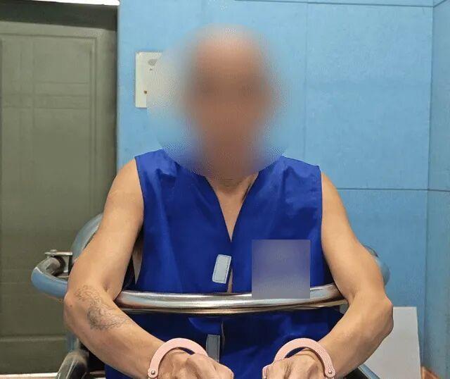 这下后悔了吧！海南一男子因琐事与人发生口角，冲动之下将对方杀害，随后慌忙逃窜躲进