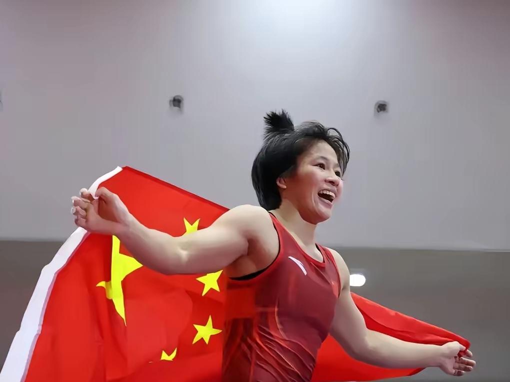 洪可欣，英姿勃发的中国摔跤一姐，新出炉的女子自由式摔跤57公斤级世锦赛冠军，决赛