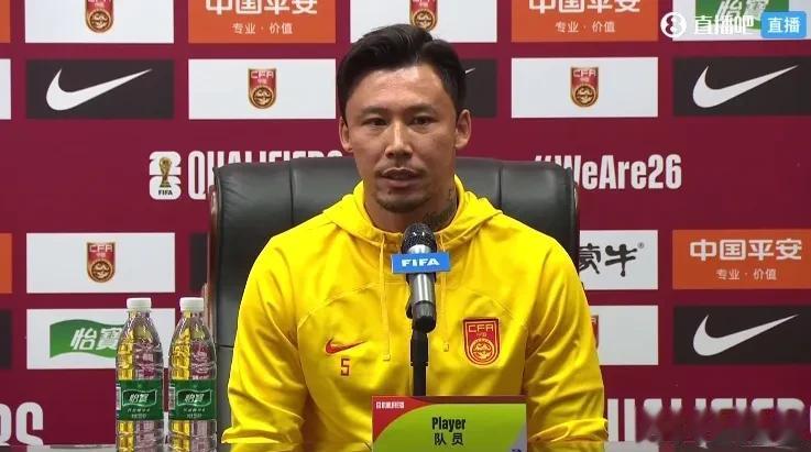 张琳芃出席国足和韩国男足赛前发布会。

这意味着张琳芃将不会缺席明晚的比赛，尽管