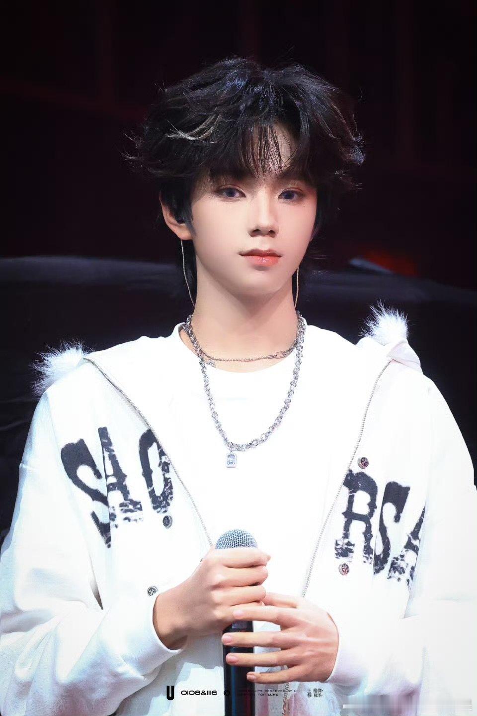 王橹杰像海德薇王橹杰白色挑染造型 王橹杰今日白色挑染造型 像海德薇 