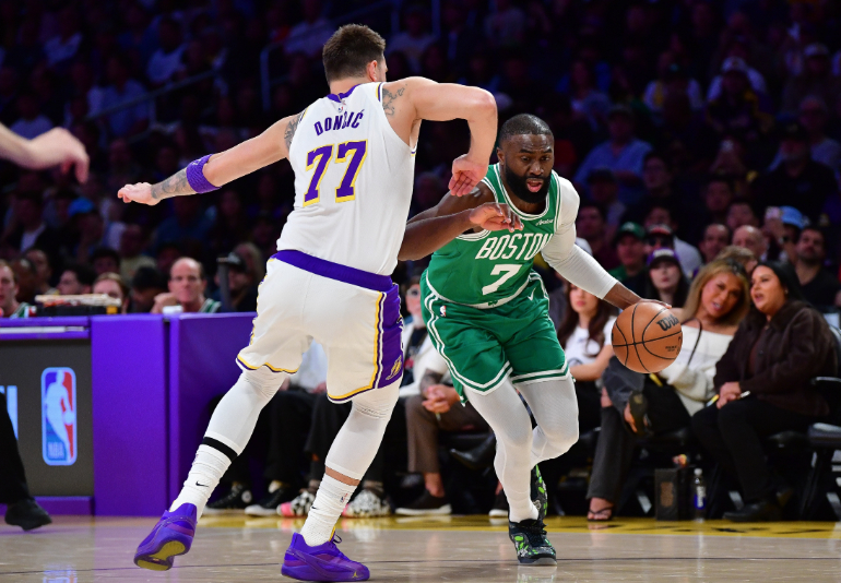 NBA官方公布了2025-2026赛季最佳阵容，东契奇一阵，杰伦·布朗二阵。对此