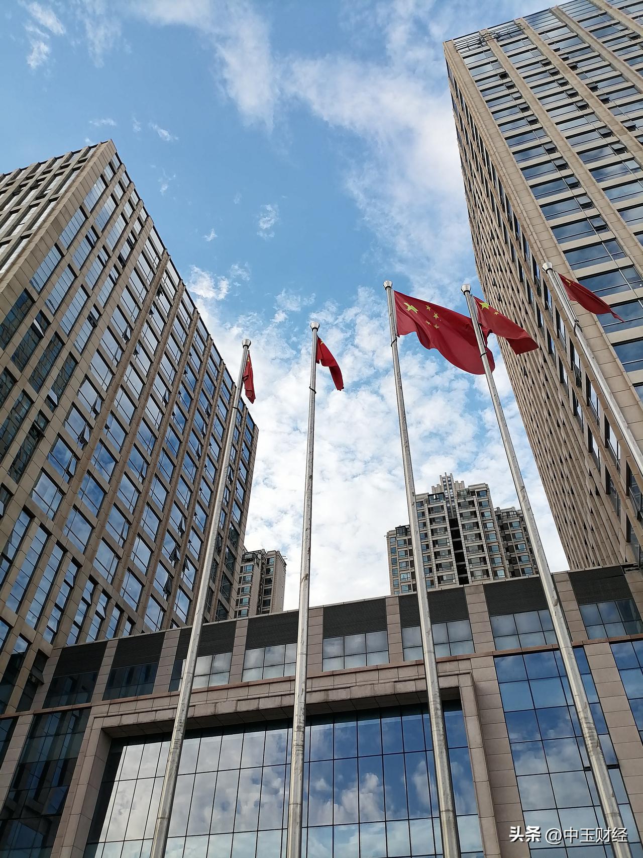 分享一张你拍的建筑这个建筑看起来就是公寓，然而，广场前的国旗显示，似乎像一个政府