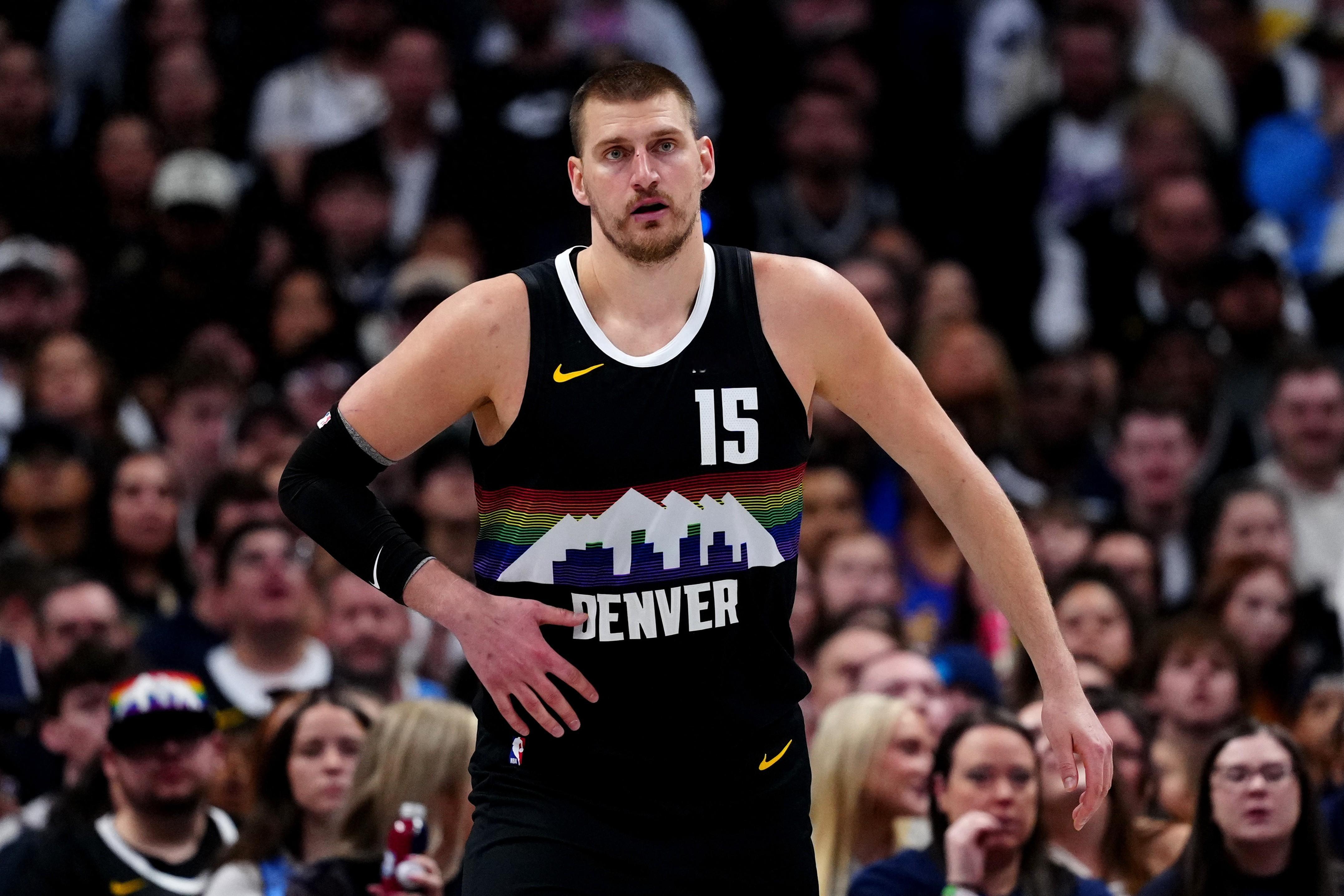 【🏀王者归来！约基奇15投9中狂揽27+12+16，三双再现🏆】在NBA季后