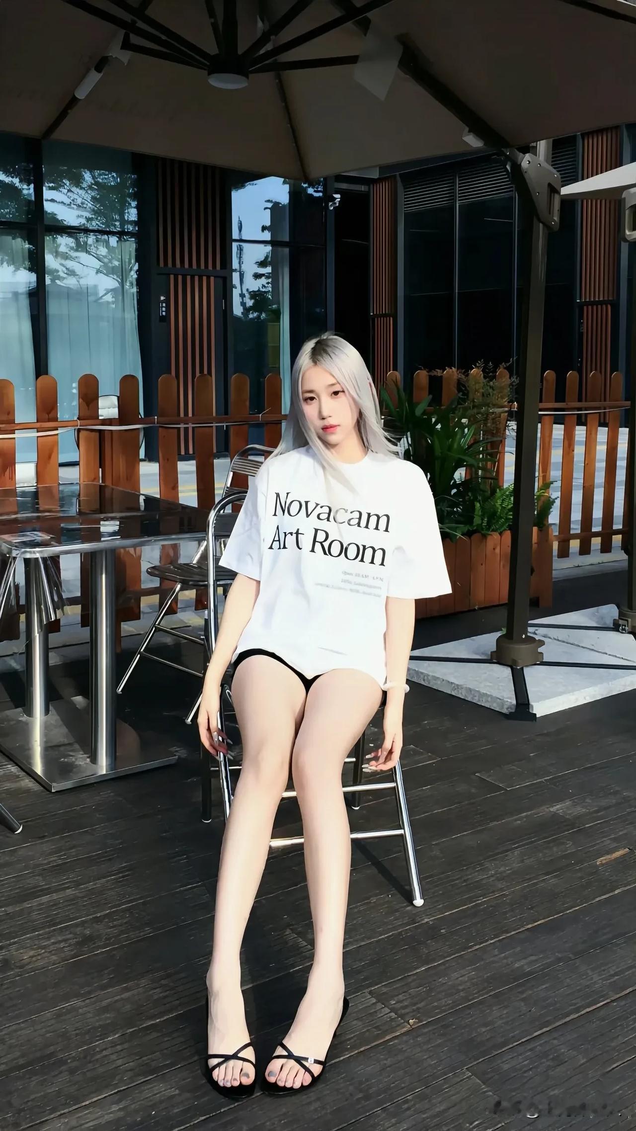 穿白T的小姐姐，太迷人了