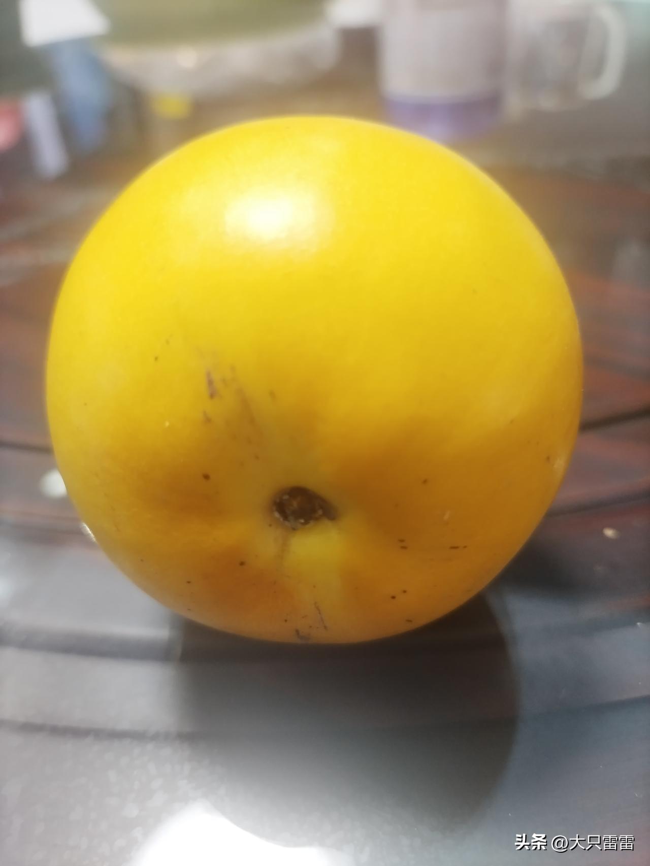 这是什么水果？
和普通柑橘差不多大小，不是鸡蛋果，里面的果肉有点像果冻。果核有点