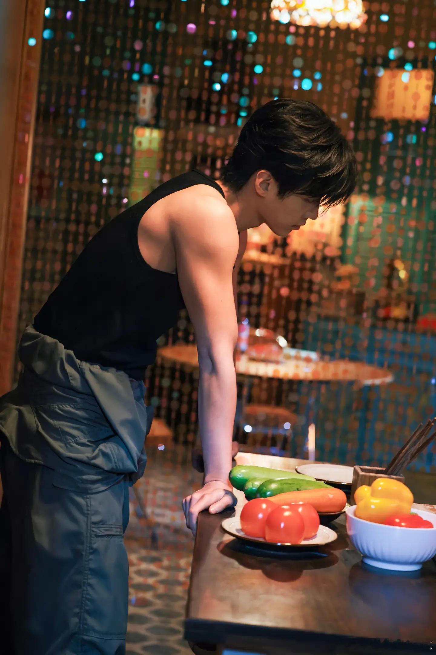 何与 薄肌才是内娱该有的审美何与真的是一款行走的荷尔蒙，他也终于要被内娱发现了！