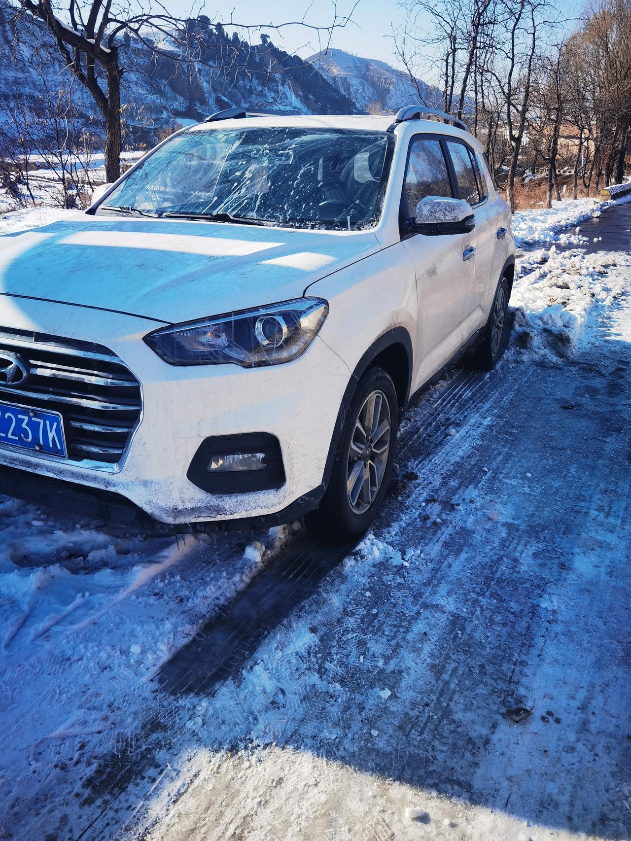 作为销售老油条，我有话要说，
雪地行车，得吸取教训。
车竟然走不动了，趴在雪地里