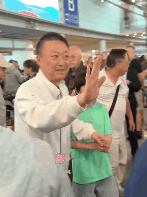 马琳儿子也来接机了，领着孩子很开心击掌庆祝。
马琳也有柔情的一面，很喜欢子承父业