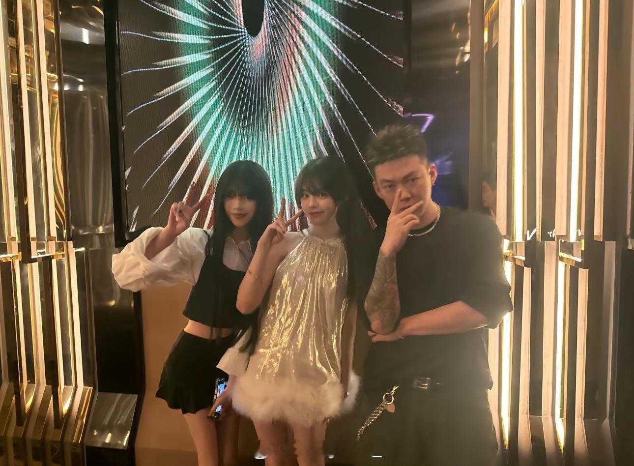 网红吐司晒出和贝贝的合影！贝贝