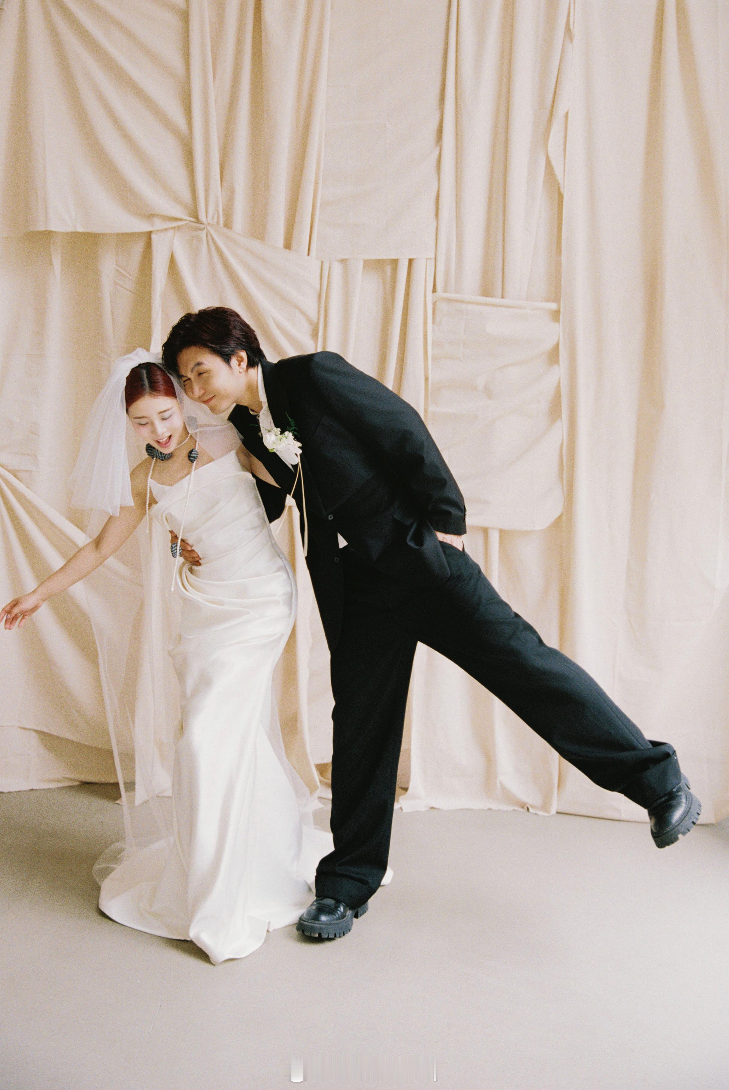 本来和大飞两个人没有打算特地拍婚纱照的毕竟平常我们拍过太多合照了😂后来因为认识