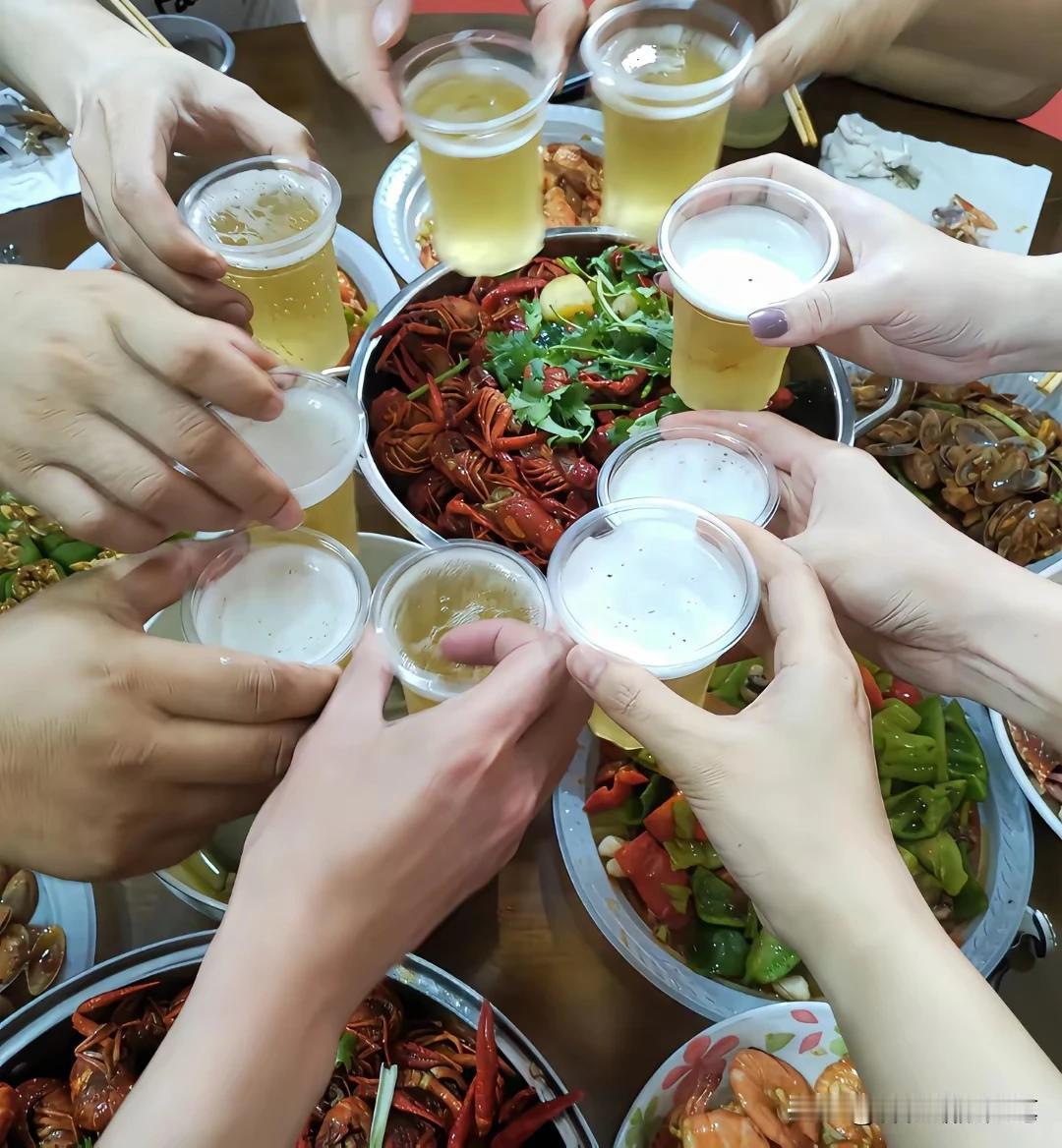 一碟小菜二杯酒，
三朋四友围桌坐。
五荤六素摆上桌，
七杯八盏一口喝。