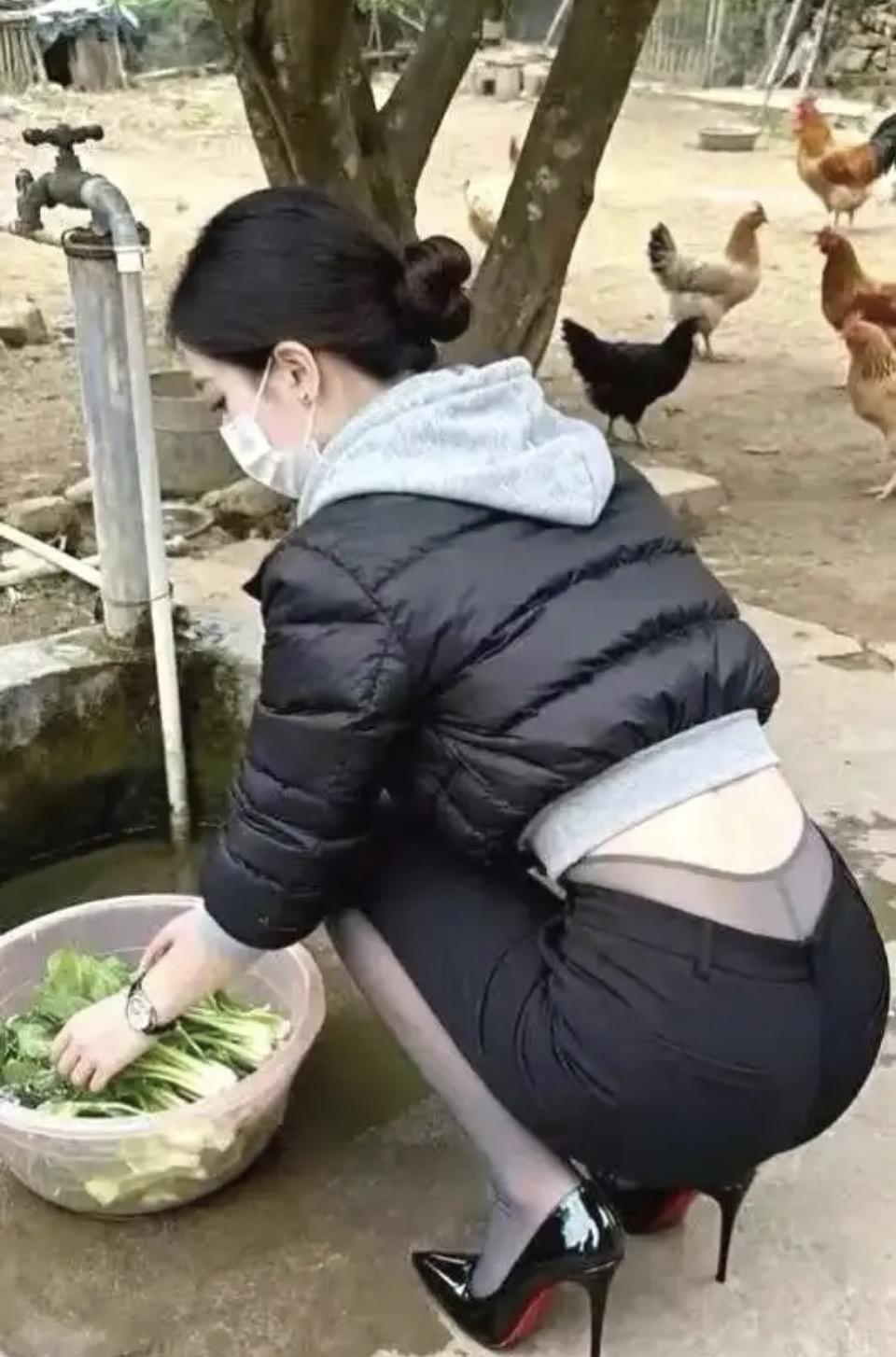 乡村里的“反差感”工作体验✨
岗位上的年味 
蹲在农家院的水龙头边洗菜时，我忽然