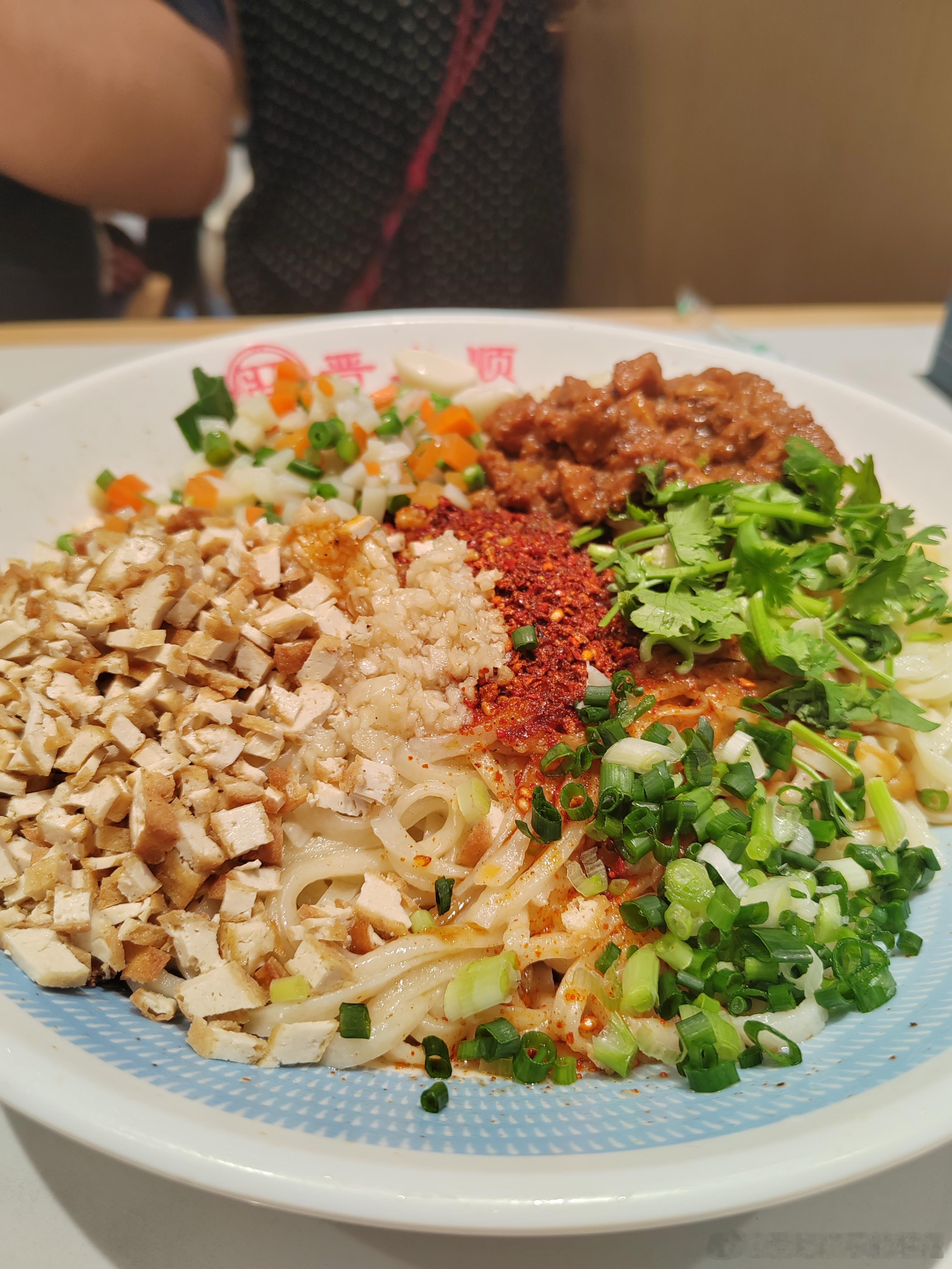 今日晚饭：超大份拌面料多到眼花缭乱，拌匀一口超满足碳水带来的快乐永远无可替代不过