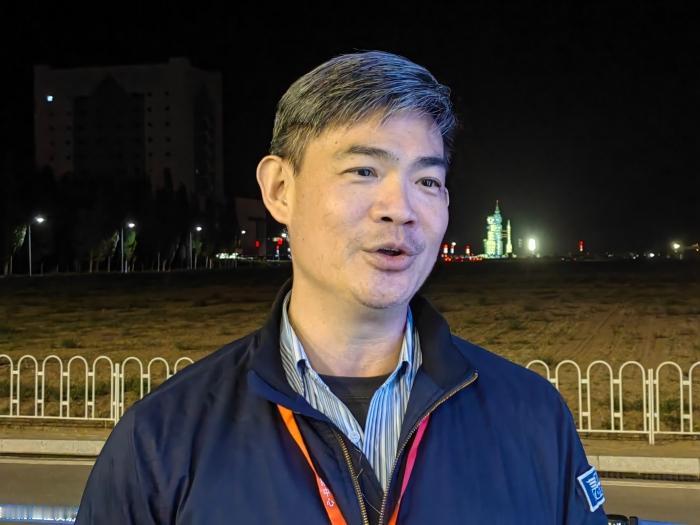 连胜武率领20多位台湾青年学生，来到酒泉卫星发射中心见证神舟二十三号升空，让破坏