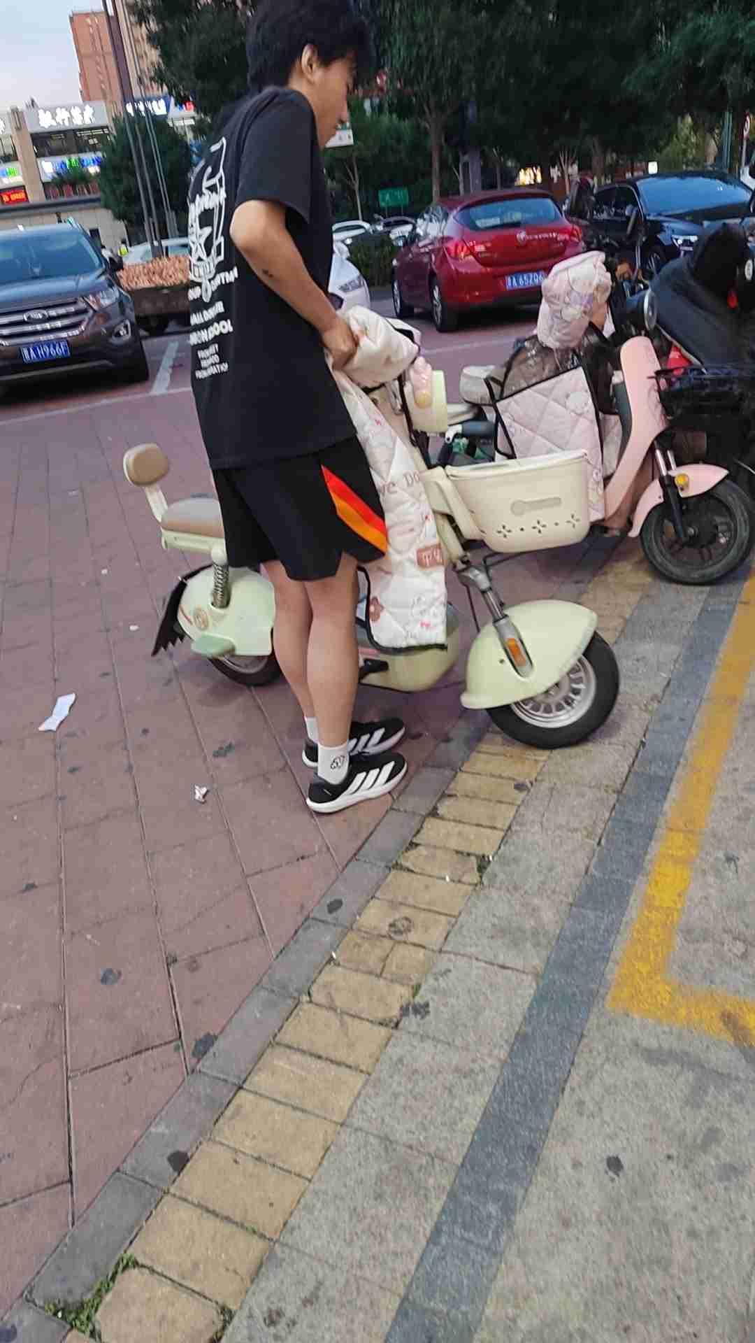 前天这小子放假第一天就熬夜了
半夜三更看世界杯了

我睡得迷迷糊糊的听到客厅“哇