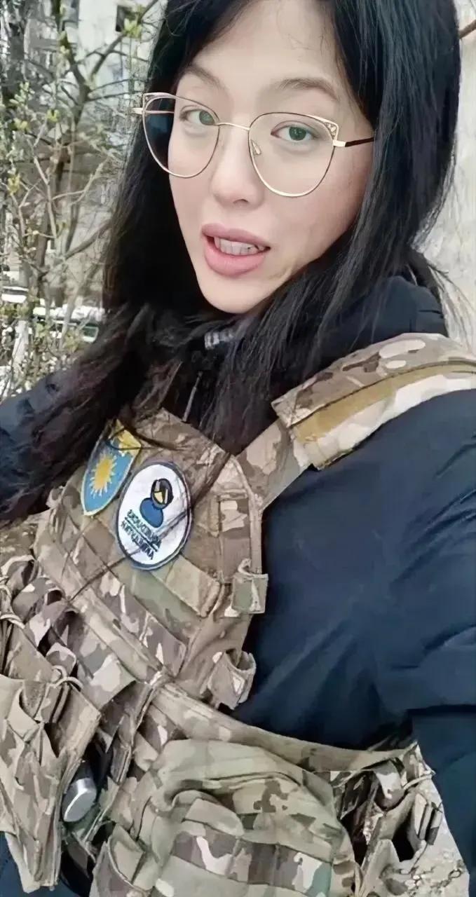 这位美女，竟然要去乌克兰当雇佣兵！

这位33岁的美女叫孔凡蓓，来自美国休斯顿，
