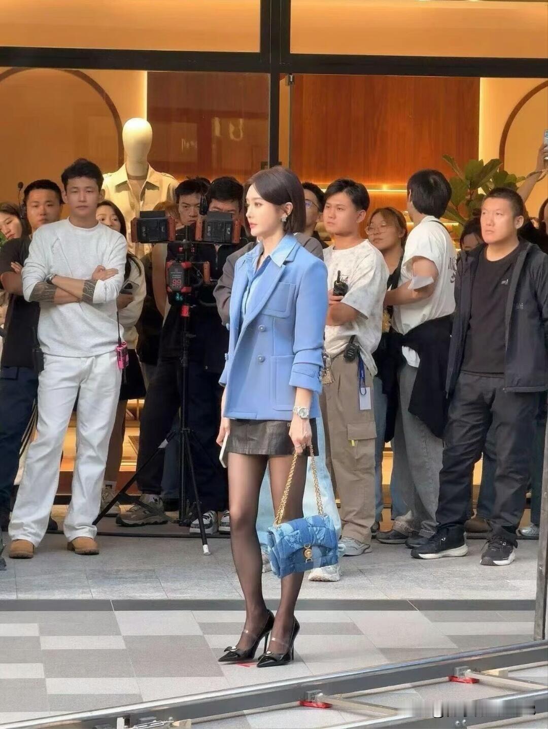 女神就是不一样，本人五官精致，皮肤白的发光，比电视上看到的要惊艳一些，她不但貌美