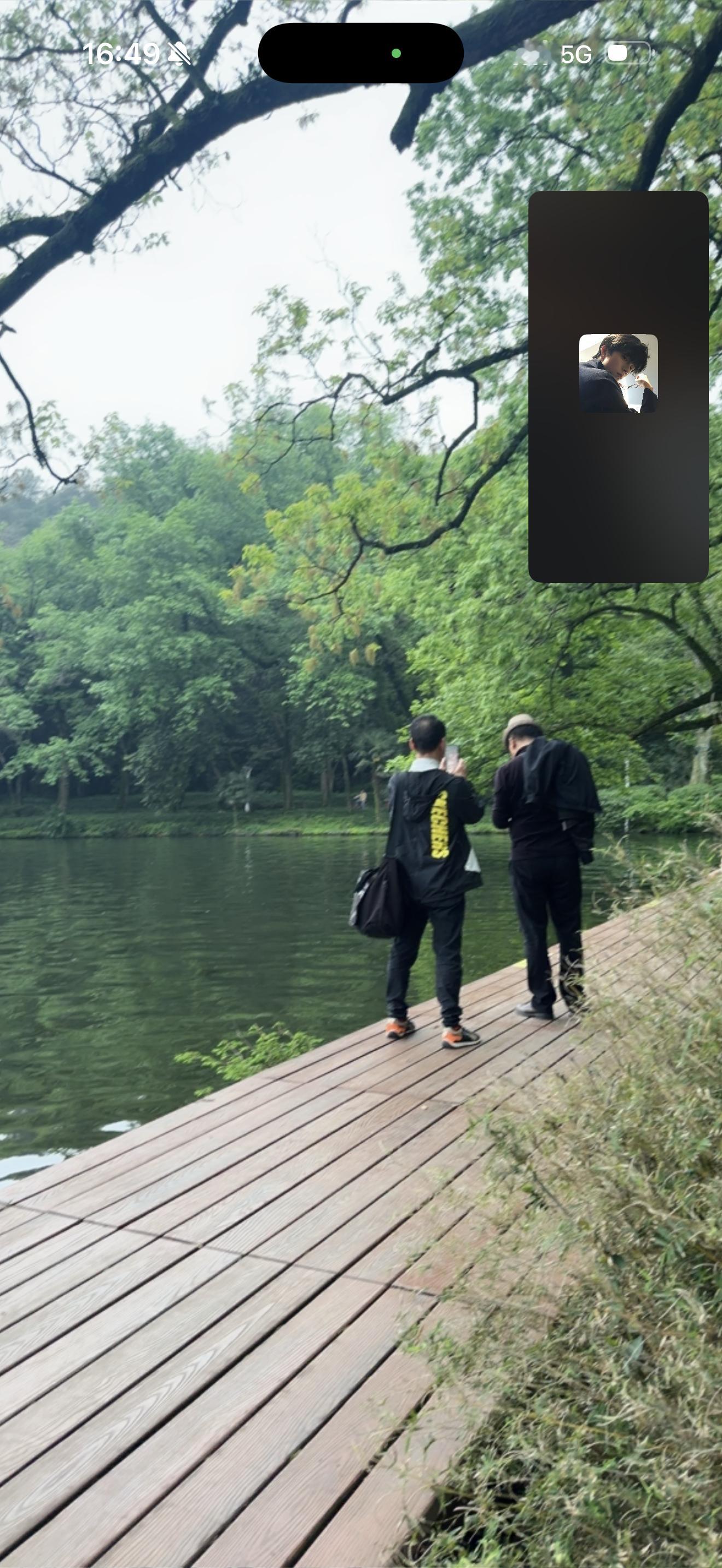 姐妹们在杨公堤拍照一定注意安全迎面就看着俩老头在那放大小女孩隐私部位拍我跟w打视