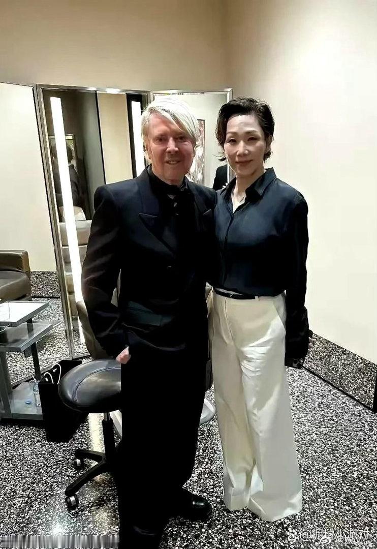 再看如今的林忆莲，样貌变化不小，一时间竟有些认不出。 