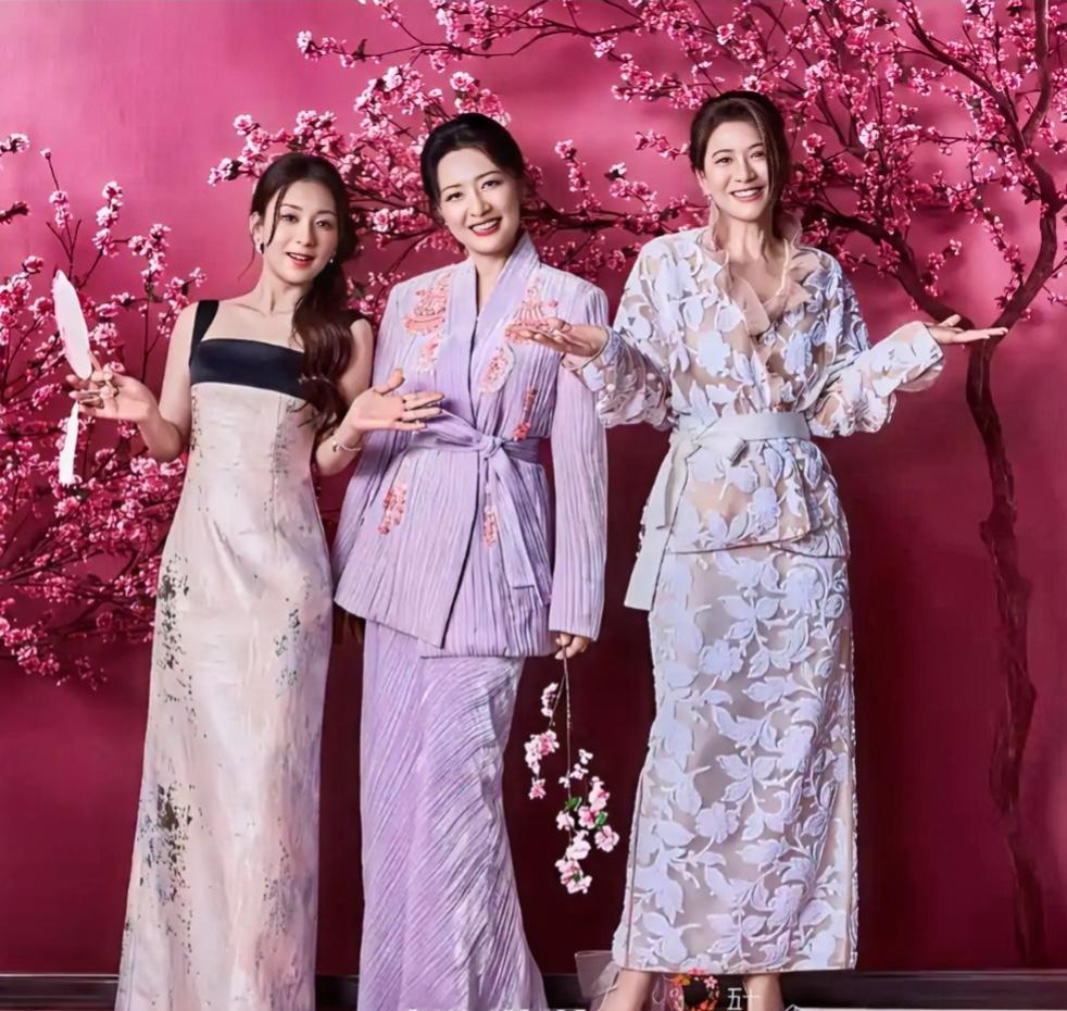 图片中的三位美女，方媛、周涛与袁咏仪。
她们同框拍摄时尚大片，三人颜值都在线。相