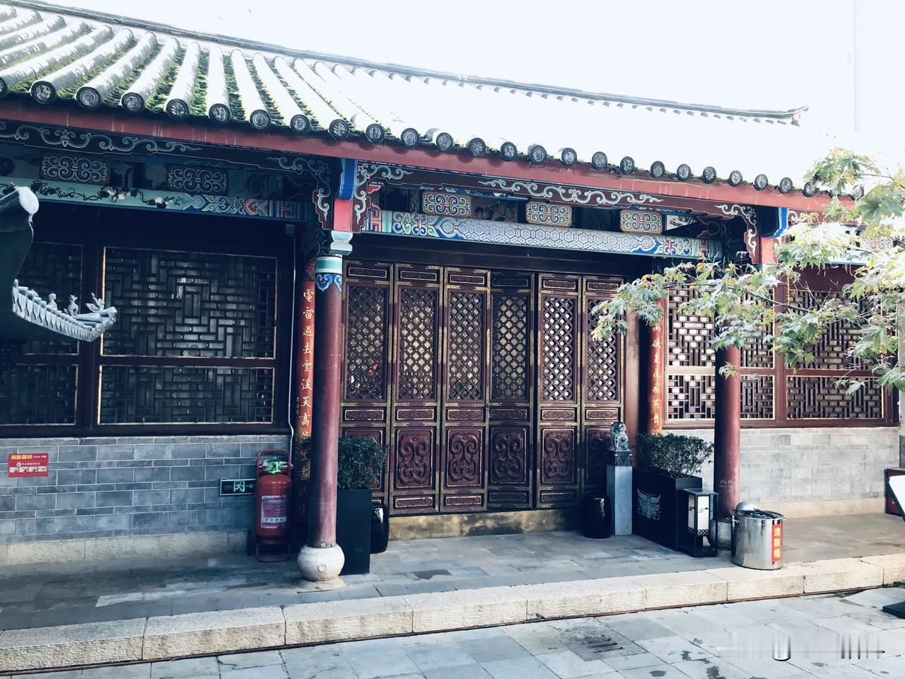 我对自己很不满意
这句话中的两个自己，一个是“自己”，一个是对自己不满意的“我”