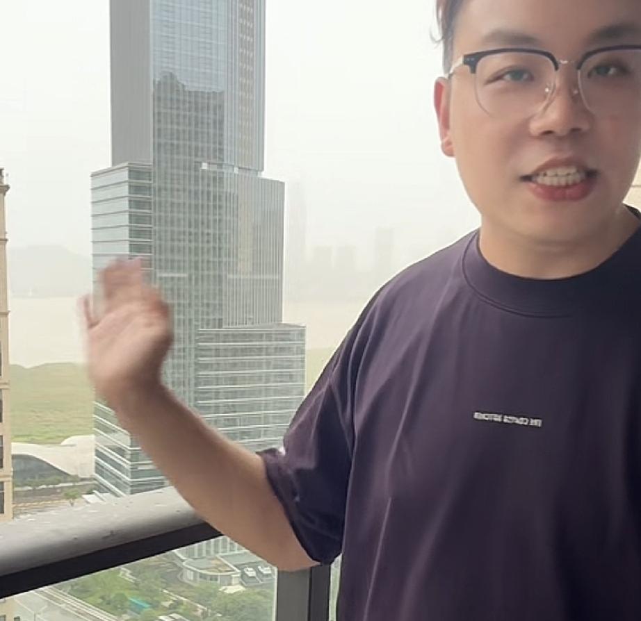 大厉不愧是学过播音主持的人
今天下午大厉开直播和大家聊天没有带货，主要是和大家聊