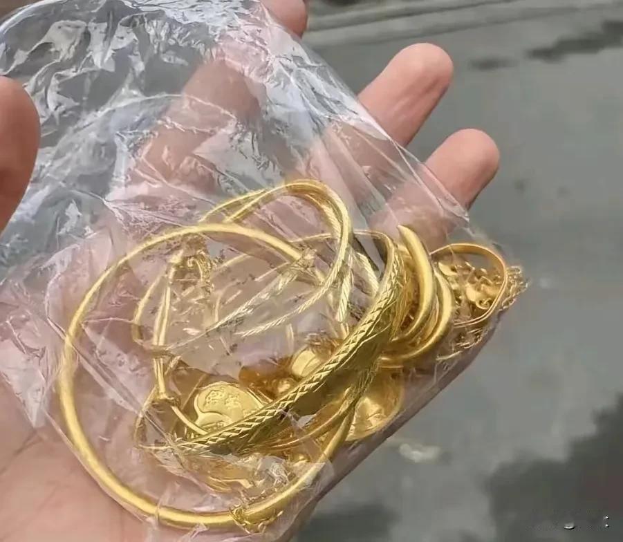 我给女儿准备的嫁妆黄金200克，本来打算变现买车，去了三家黄金回收店，两家说要按