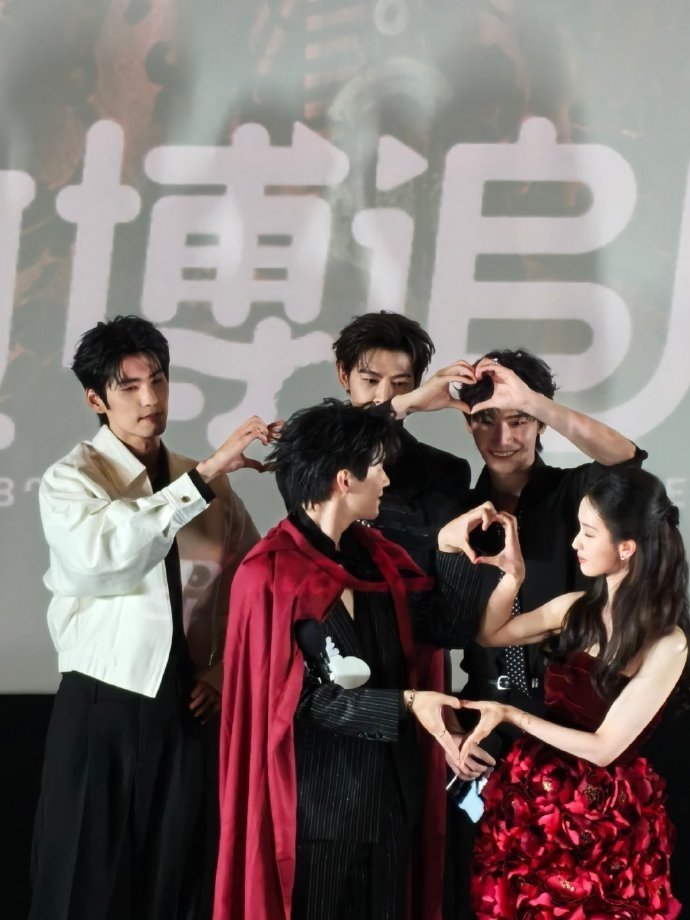 嘟嘟和她的四个男模这比心绝了，陈都灵和帅哥们的这个画面，我直接嗨翻，太甜了！