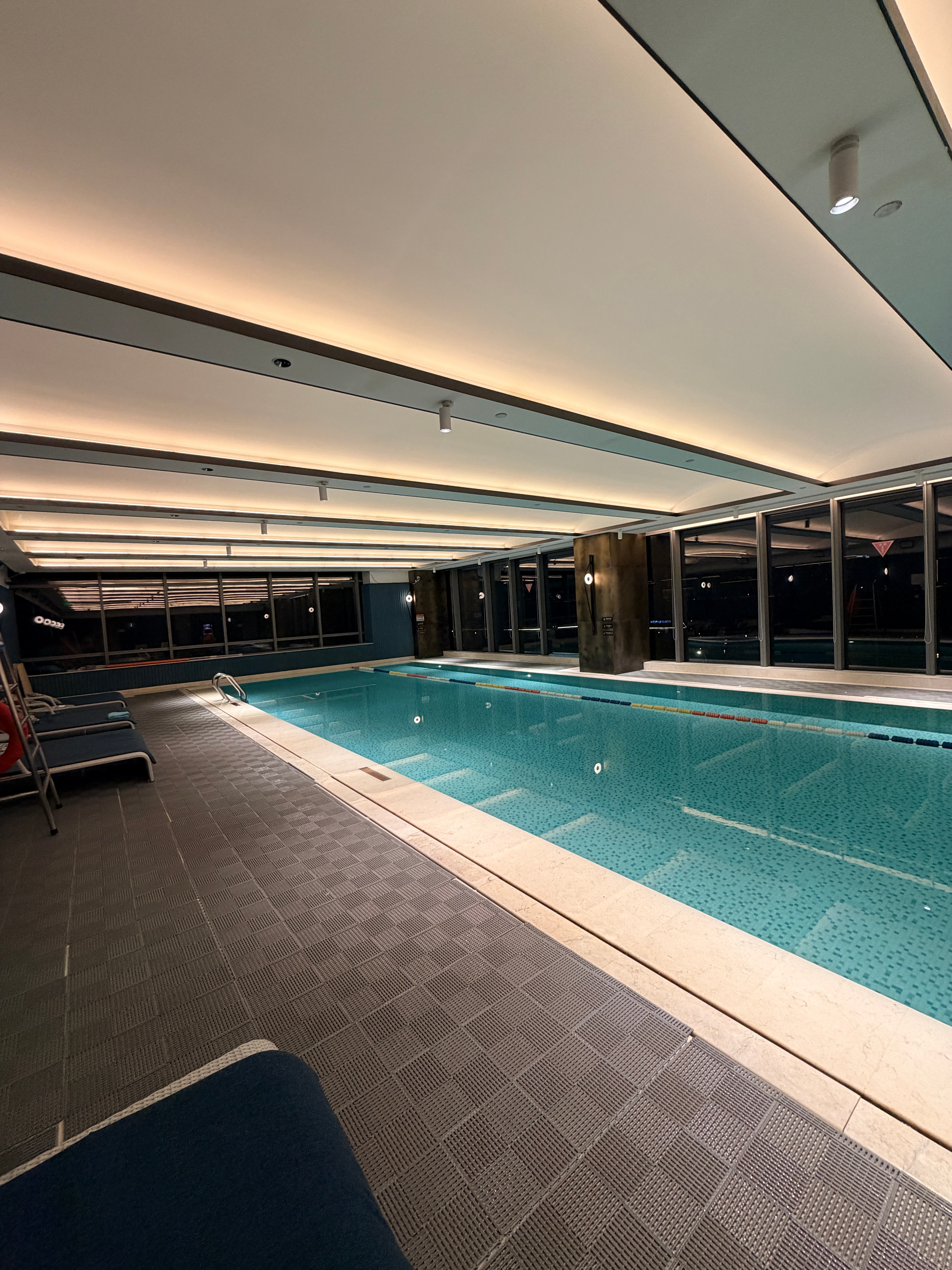 好久没游泳了游了10分钟，已经上气不接下气了是不是得生个气，才能接上 