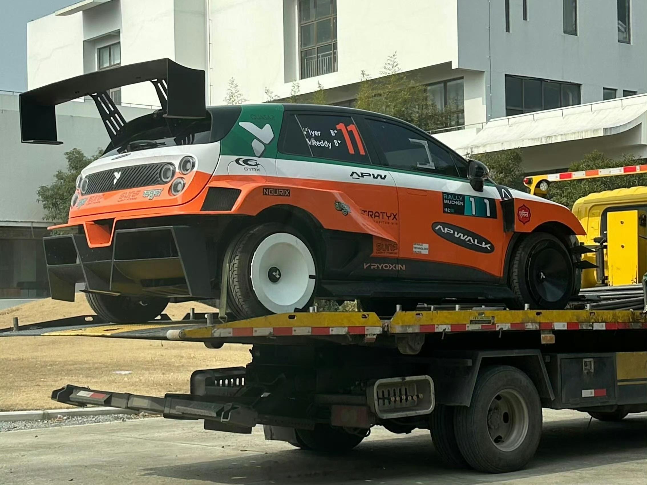 厉害的网友拍到「飞驰人生3」里的萤火虫啦