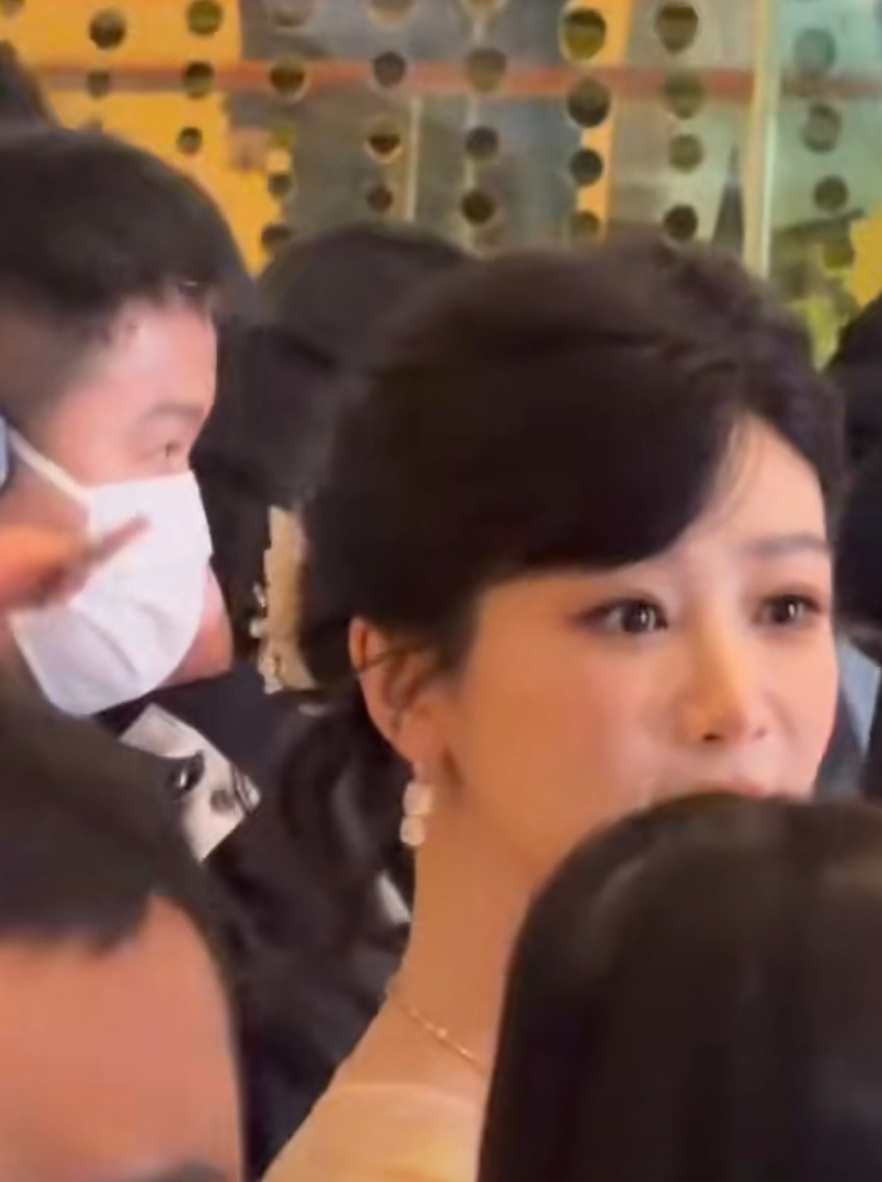 杨紫今日线下活动直拍，优雅又甜美！真的好漂亮！ 