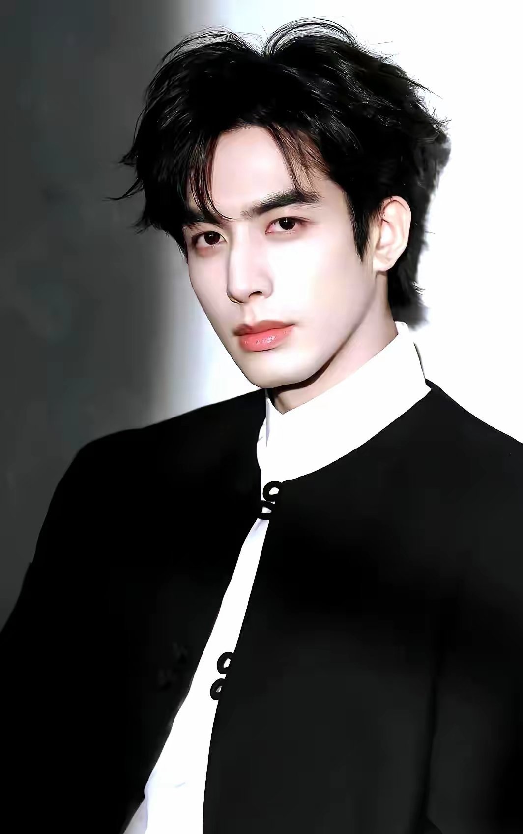 我终于搞懂了，张凌赫脸上那种“聪明劲儿”到底是从哪来的。我一直觉得他和宋威龙有点