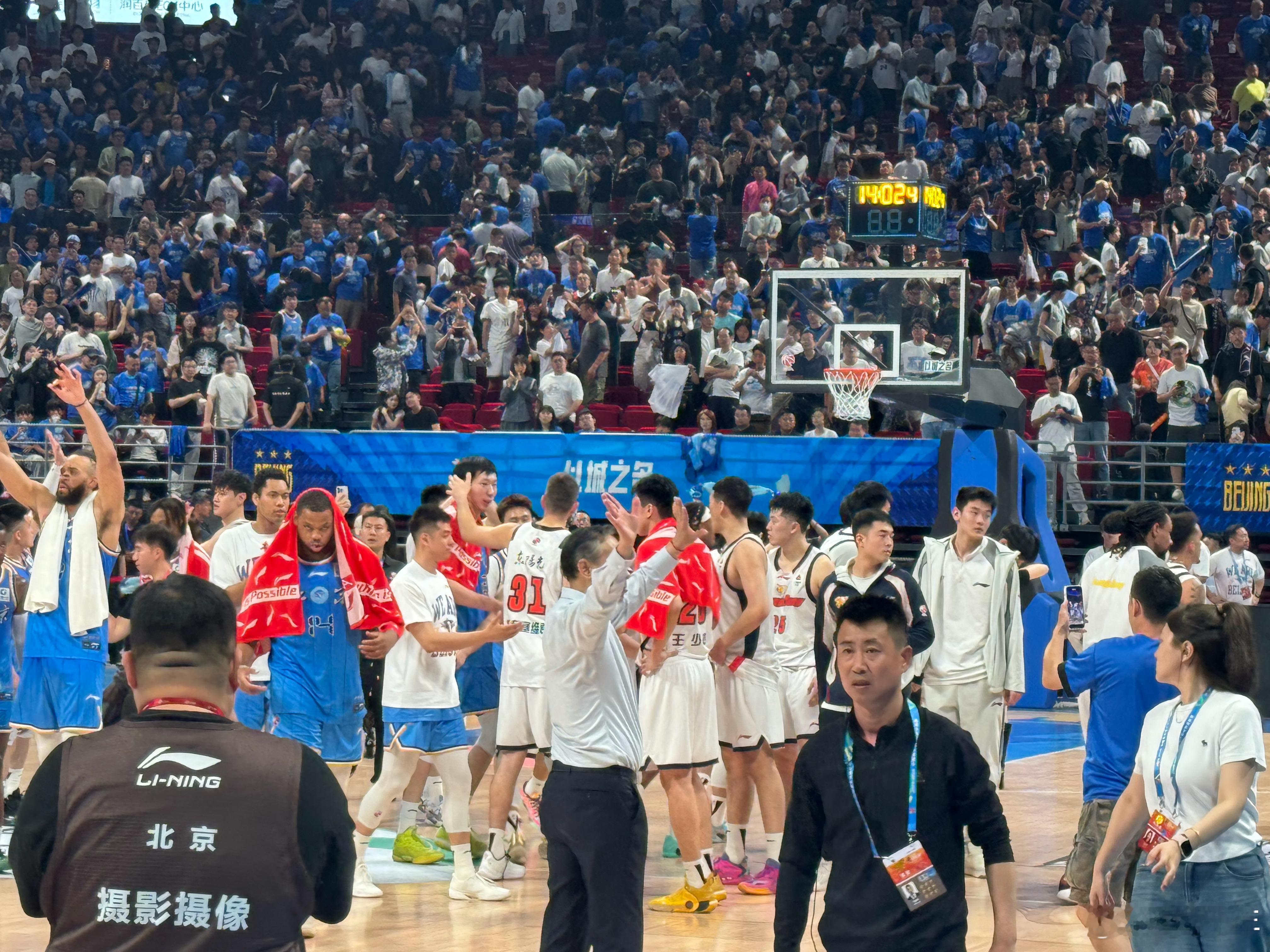 周琦统治京粤大战，没有花钱的不是！北京男篮vs广东男篮
