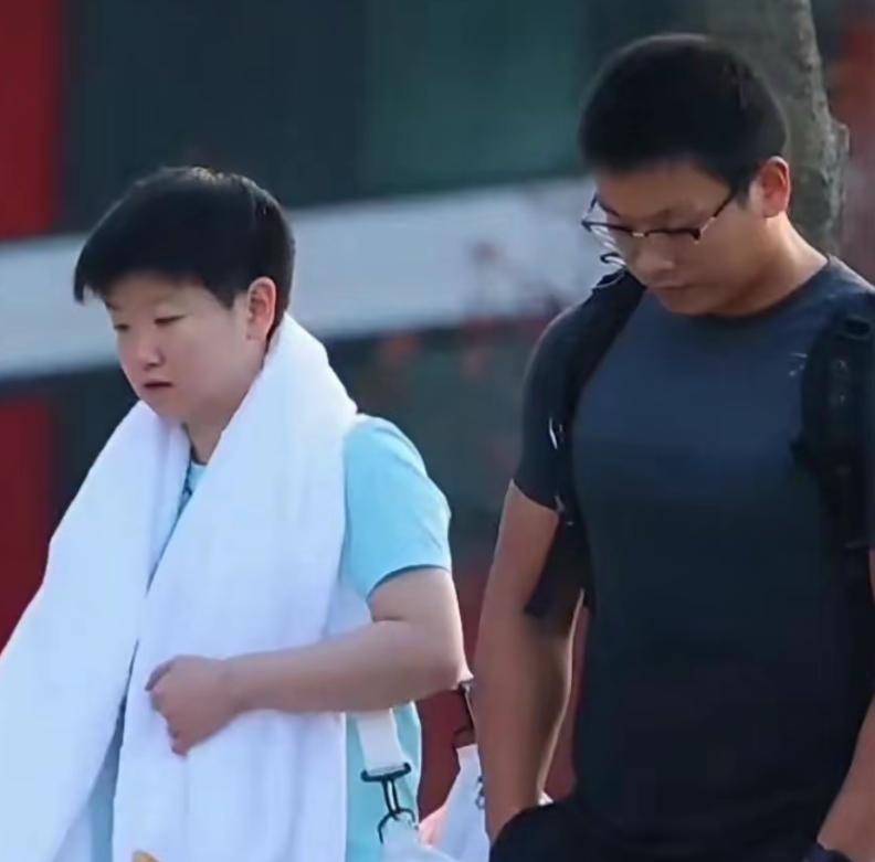 王翔
孙颖莎的体能教练王翔
(球迷常称“翔哥”)已经结婚了，
且育有一子，最近补