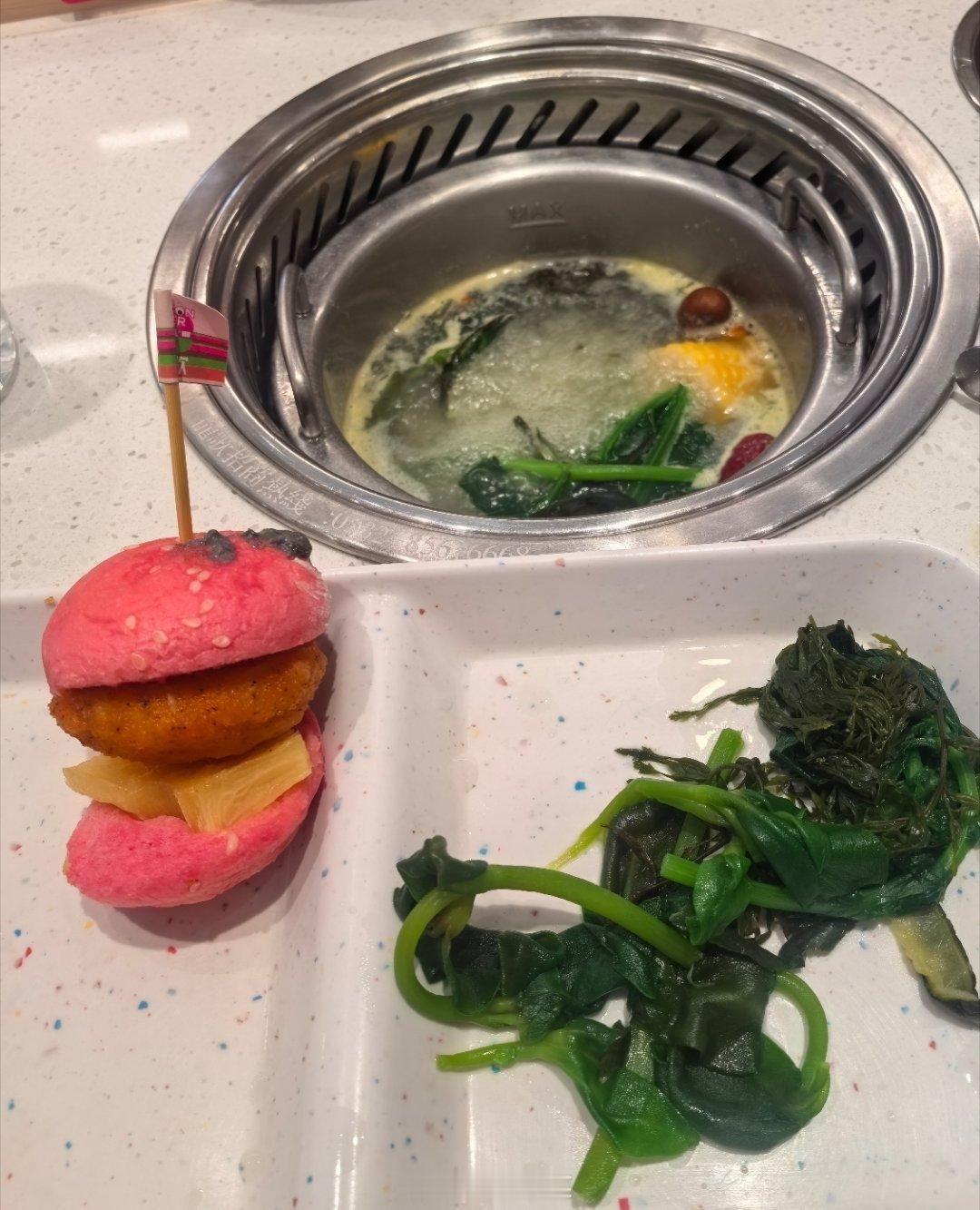 被叫出来吃火锅，我说一点见，他们问为啥，平时我不是起的很早吗我说，因为我要跳三个