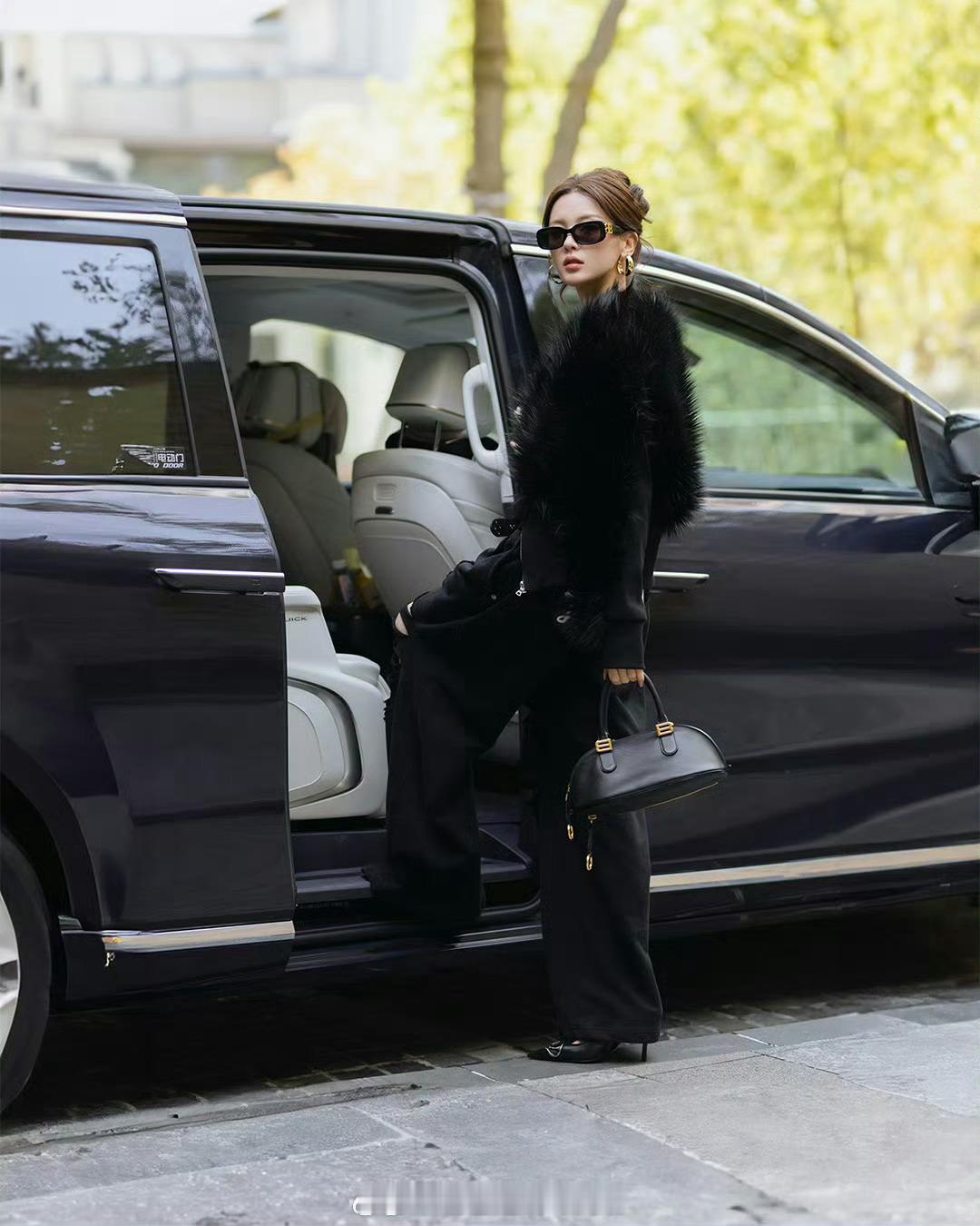 陈飞宇、杨超越巴黎世家最新街拍物料来啦 