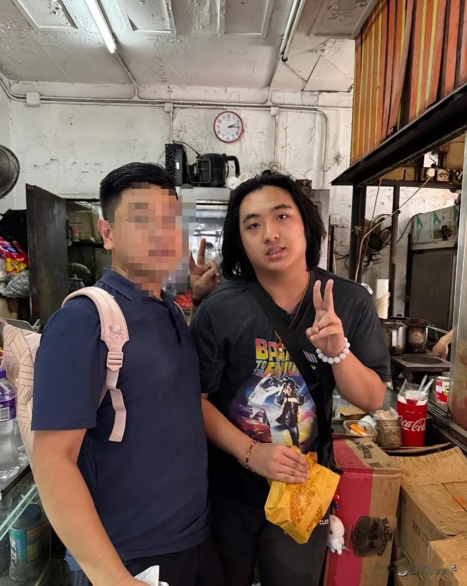 费曼帮网友买菠萝包，有网友提到，自己去香港旅游，偶遇了吴镇宇的儿子费曼，费曼还热