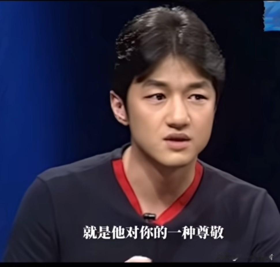 今晚，刷到李亚鹏年轻时接受窦文涛采访的视频。从他们的对话中就知道，李亚鹏在年轻时