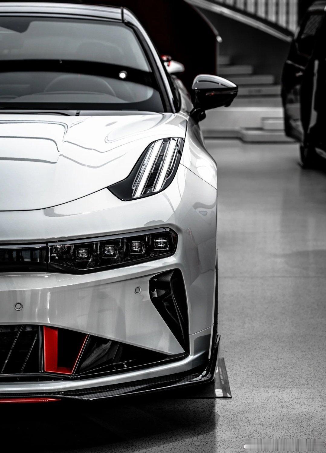 极氪的智能座舱远不止是一块屏幕那么简单，它是一个懂你所需的移动生活空间。 系统能