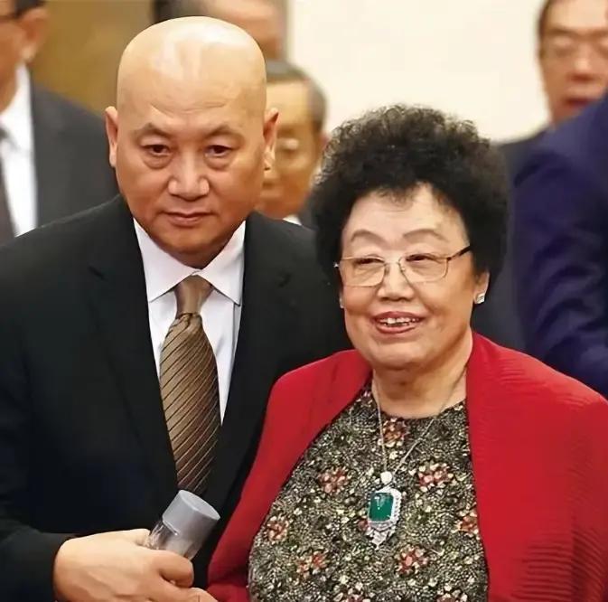 插话一句，损失三千万
 
1995年那场会上，迟重瑞刚开口谈地产，陈丽华一句“你