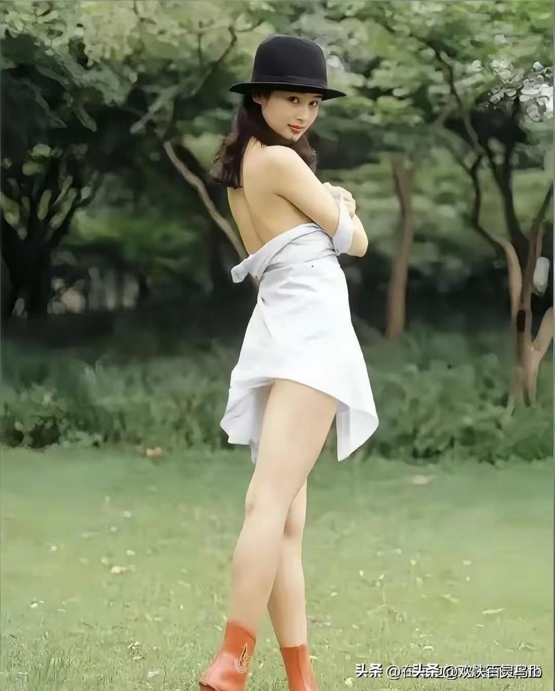 这身材，这颜值，这皮肤，谁能比！
上中下，黑白黄，绝搭配，她是谁？