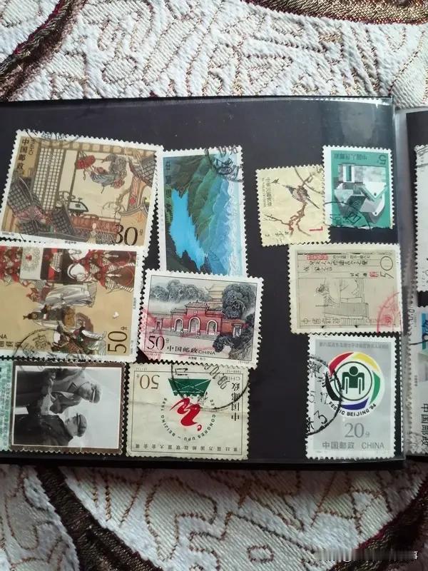 抽屉里那本泛黄的集邮册，是我藏了十几年的宝贝。
 
不是什么价值连城的珍品，大多