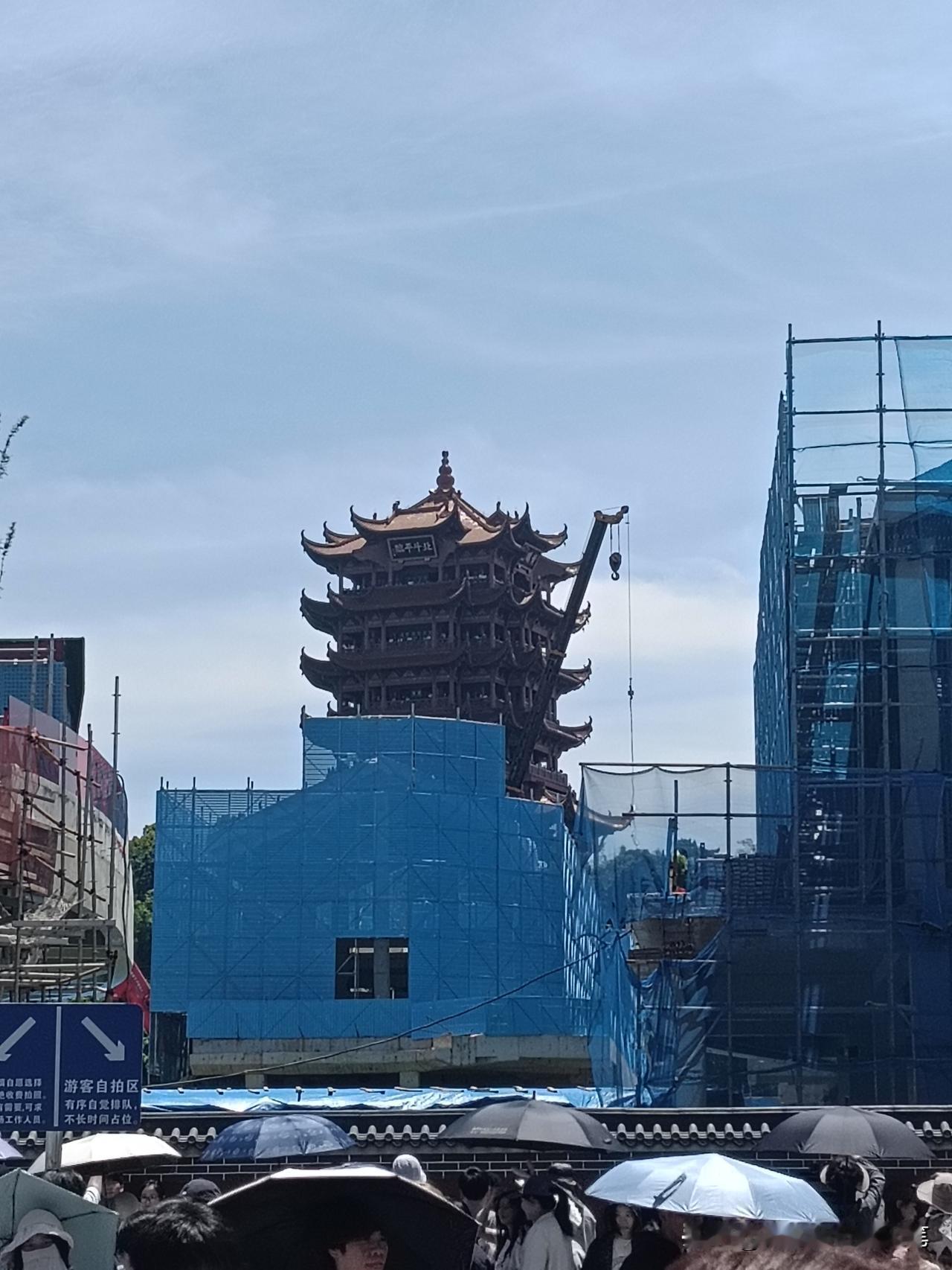昨日，自武汉地铁5号线司门口黄鹤楼站C口出来，立马被这个网红打卡地给震撼了。

