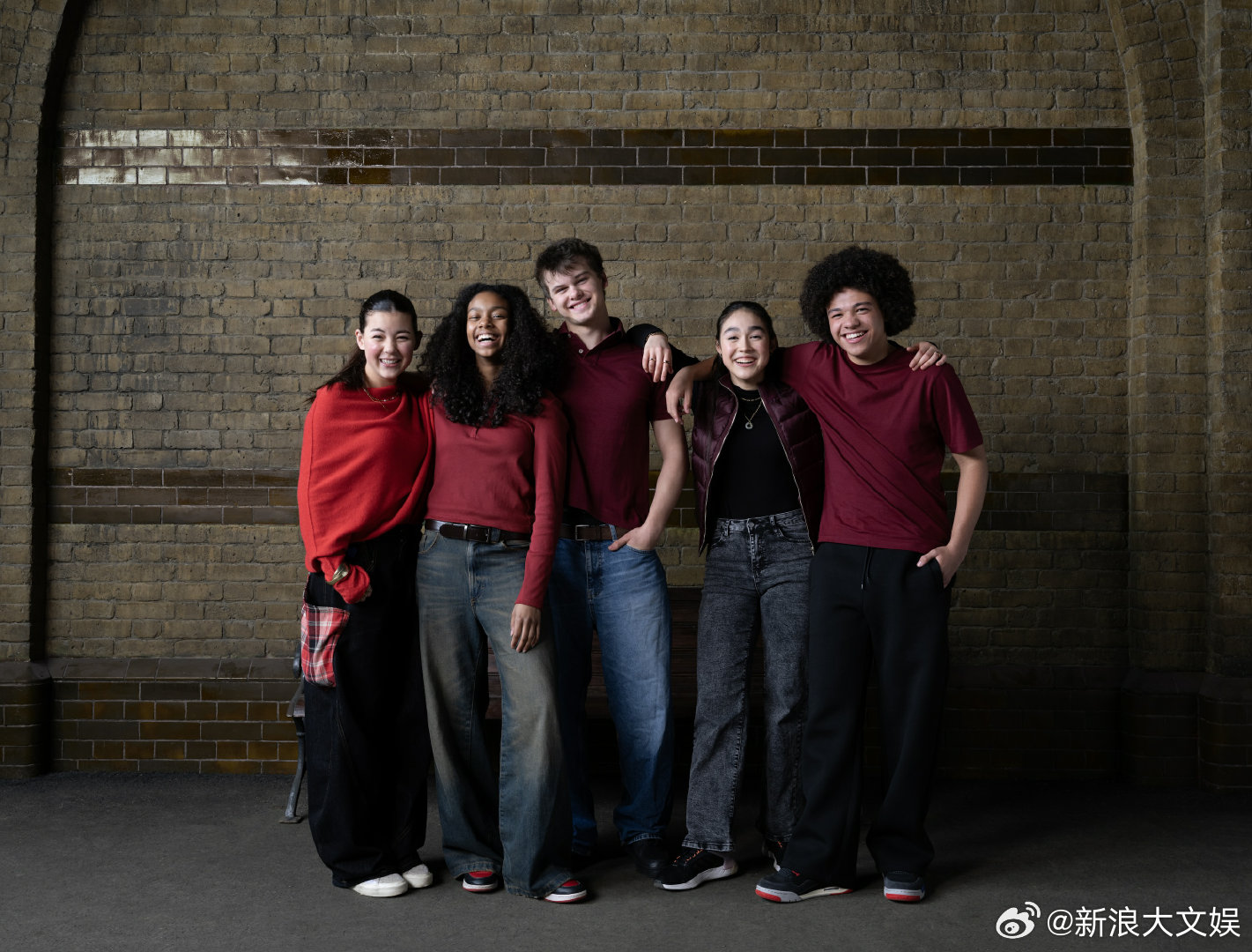 剧版哈利波特四大学院演员 剧版《哈利·波特》公布霍格沃茨四大学院角色的多名演员与