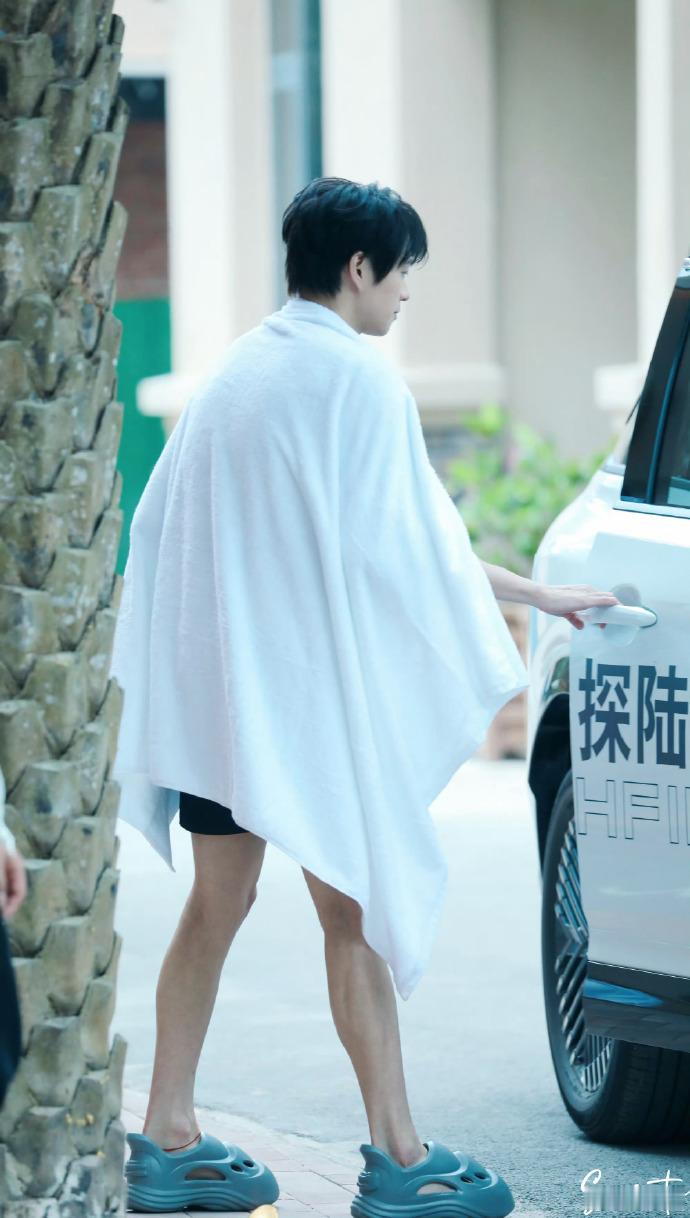 #魏大勋露腿了#魏大勋把我们粉丝当成什么了？我真的非常的好奇，自己人吧，哈哈哈，