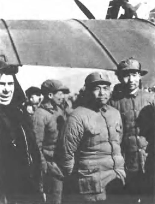 1937年，陈云，曾山从苏联回到延安，彭德怀等人到机场迎接。右边是萧劲光，十大将