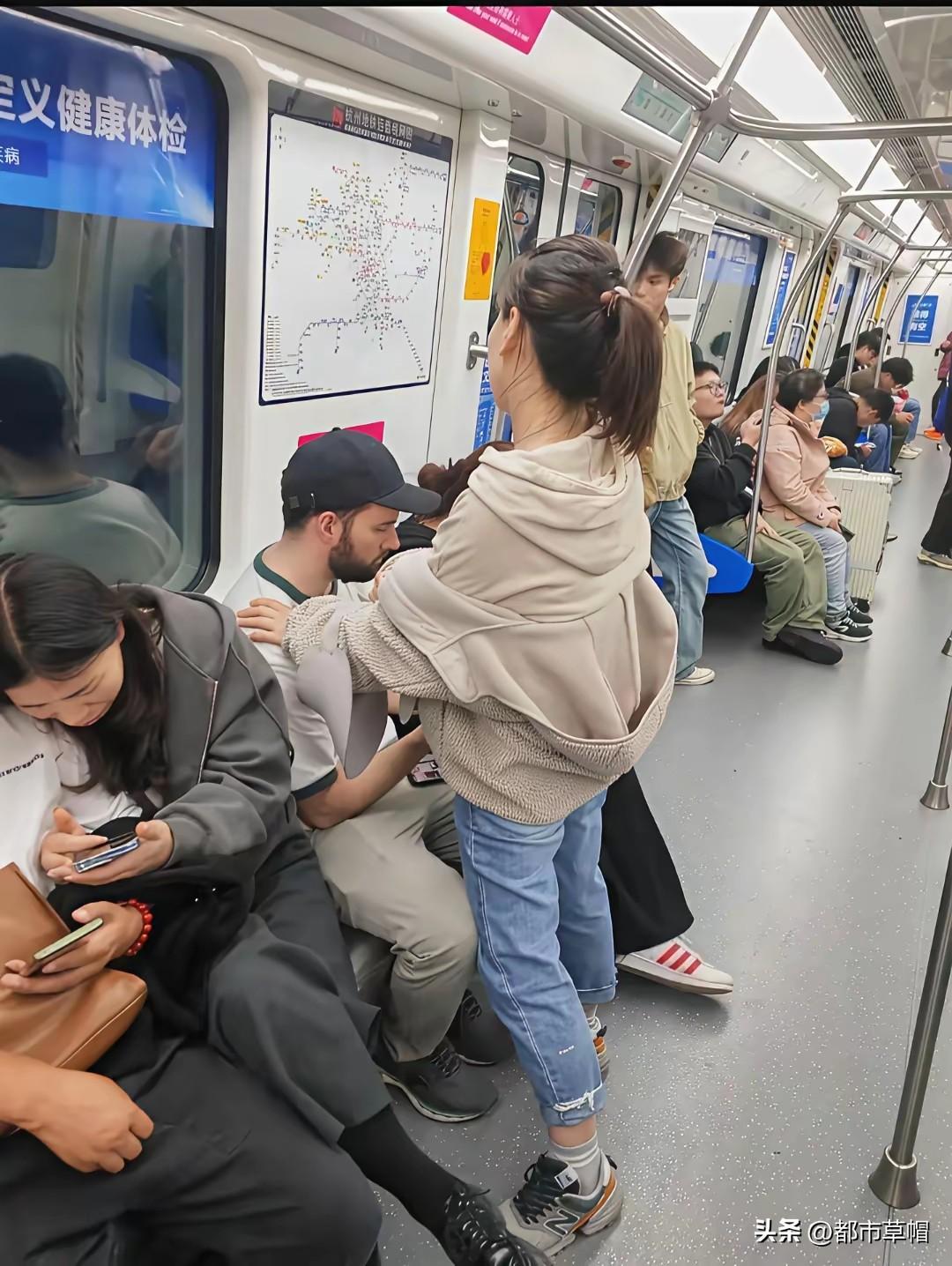 这个中国女人跟老外谈恋爱，图啥？老外男友坐着看手机，这个女人站着向他示好，既没有