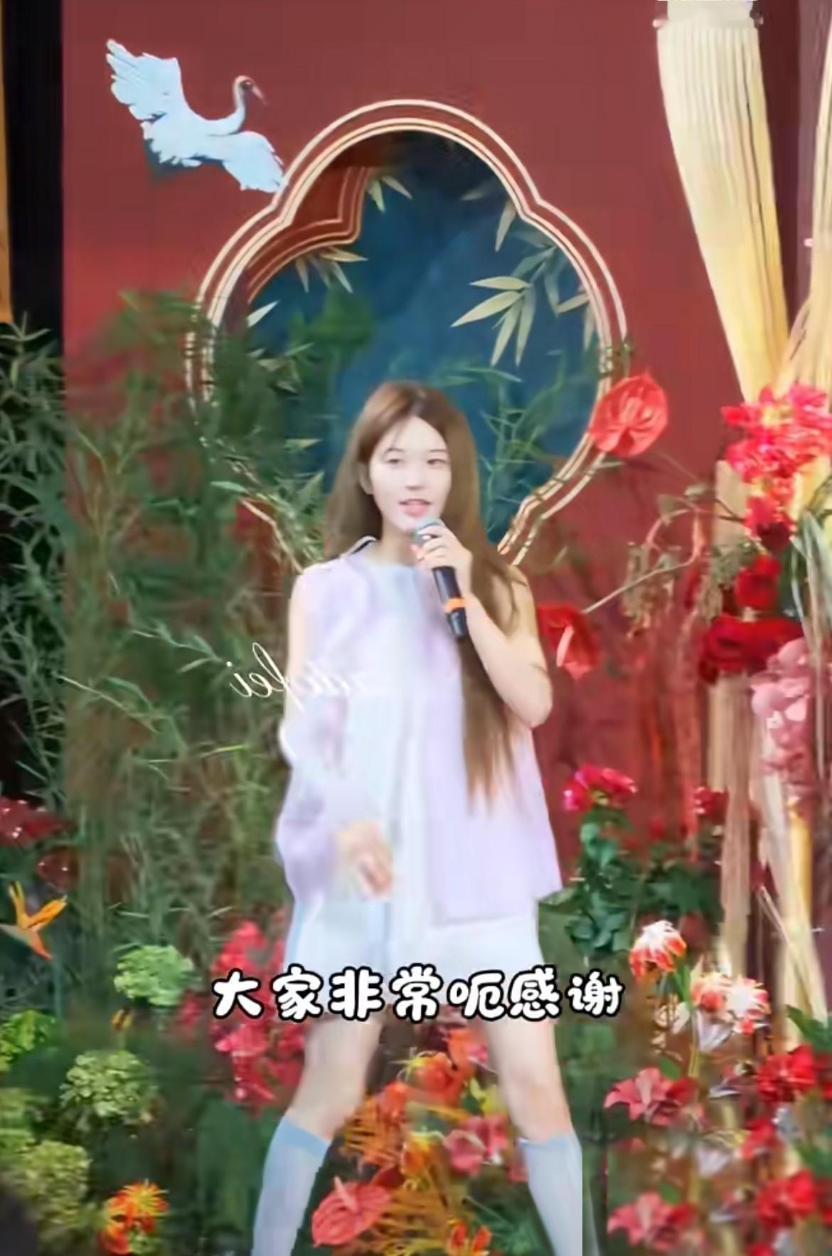 5月30日，赵露思在奶奶80寿宴上致辞，首先跟在场的所有宾客说抱歉。这个小细节，