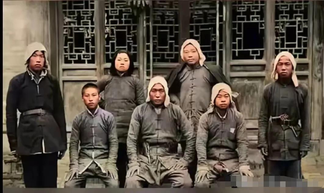 这张照片拍摄于1942年，这是我地方武装的区小队成员，当年我党号召建立敌后根据地