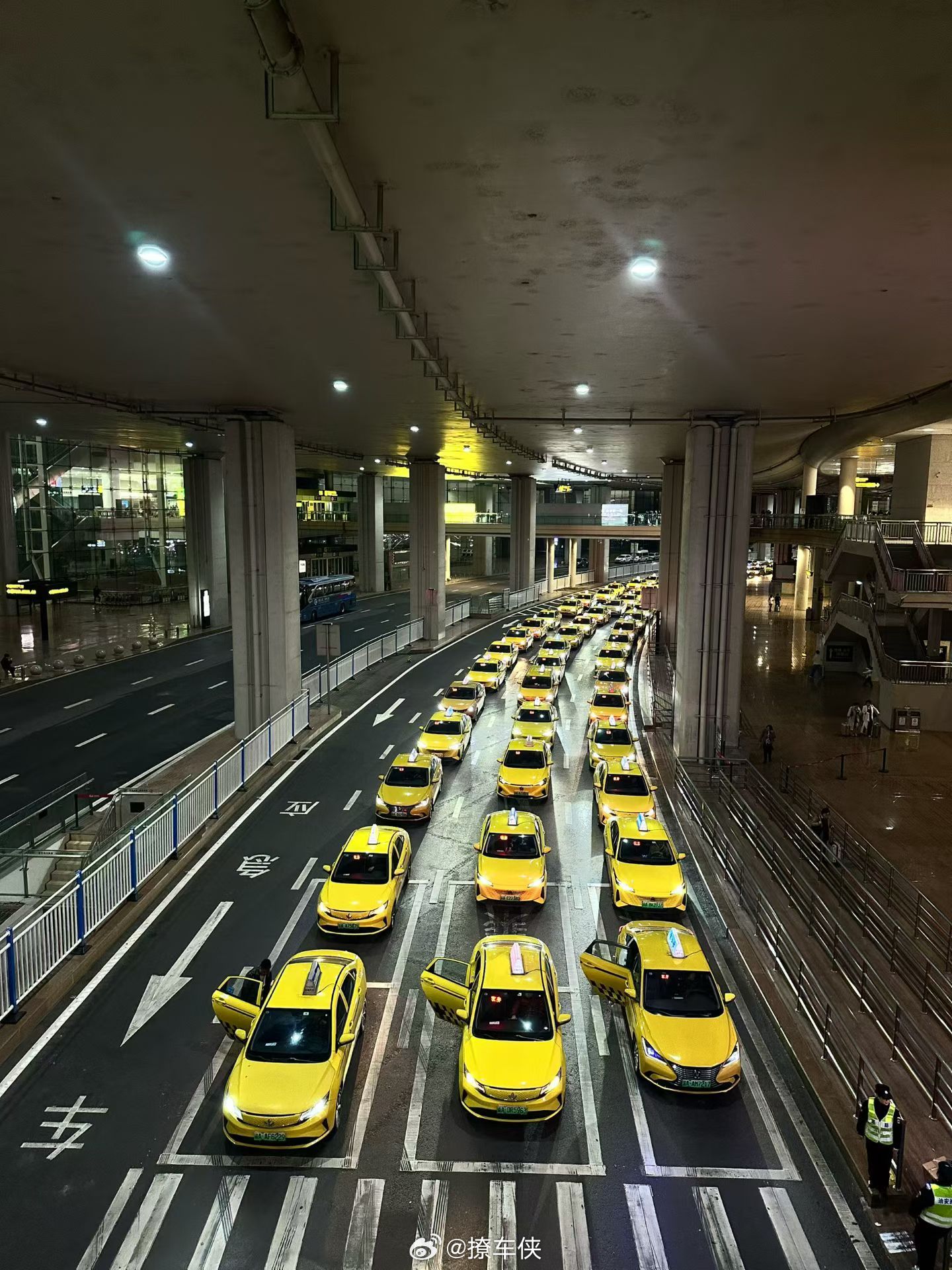 通往成功的路，总是在施工中...所以我又得绕道去上班。早安